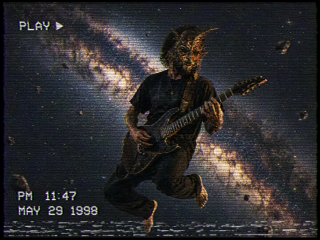 Samanyolu önünde gitarla havada asılı duran maskeli Vesper Aurum
